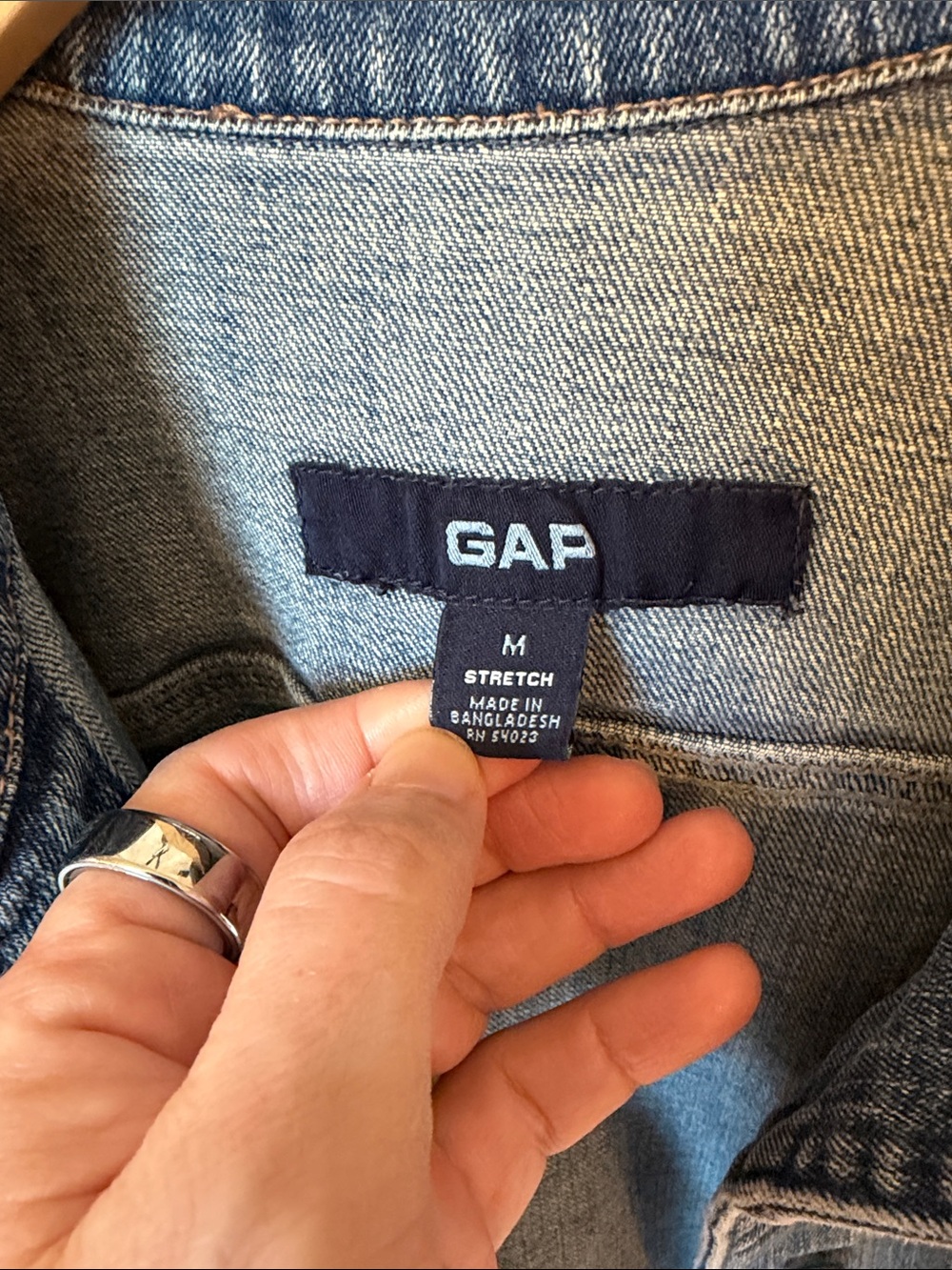 GAP Women's Medium Blue Denim Jacket with Button Front fitted - Picture 2 of 8